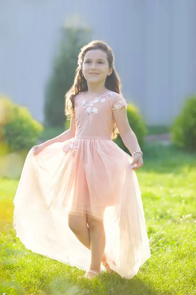 귀여운 드레스를 아름다운 — 스톡 사진