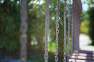 Zincir çit olarak gerilir ve merdiven ya da köprü için destek sağlar. Asma köprünün metal satırları.