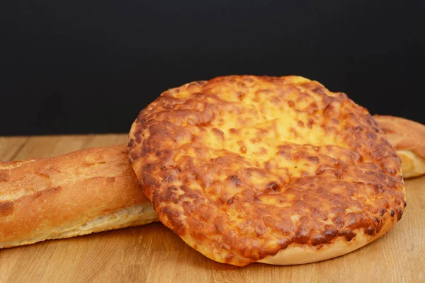 Leckeres Rustikales Baguette Und Flapjack Auf Dem Tisch — Stockfoto