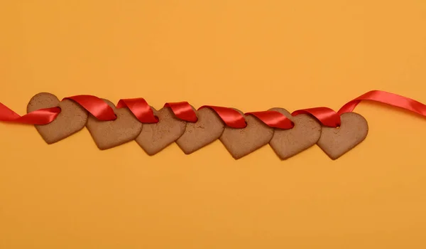 Garland kalpler kırmızı şerit şeklinde zencefilli kurabiye — Stok fotoğraf