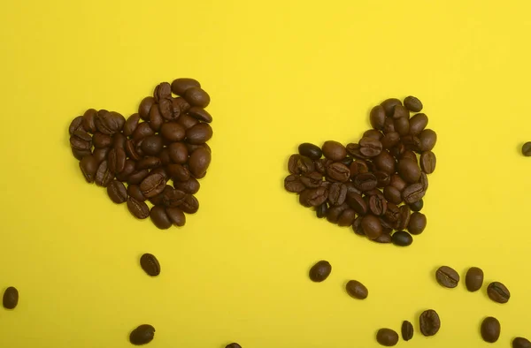 Szemes Kávé Két Szív Alakú Sárga Háttéren Szív Alakú Szemes — Stock Fotó