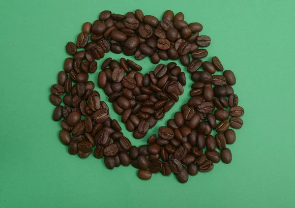 Grãos Café Forma Coração Fundo Verde Forma Coração Grãos Café — Fotografia de Stock