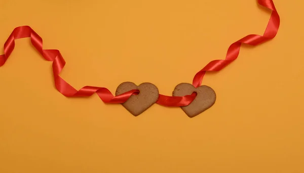 Garland Kalpler Kırmızı Şerit Şeklinde Zencefilli Kurabiye Üstten Görünüm Sevgililer — Stok fotoğraf