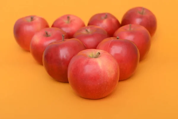 Grande Pirâmide Maçãs Vermelhas Fundo Laranja Conceito Nutrição Adequada — Fotografia de Stock