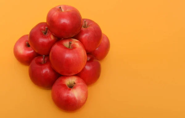 Gran Pirámide Manzanas Rojas Fondo Naranja Concepto Nutricional Adecuado — Foto de Stock