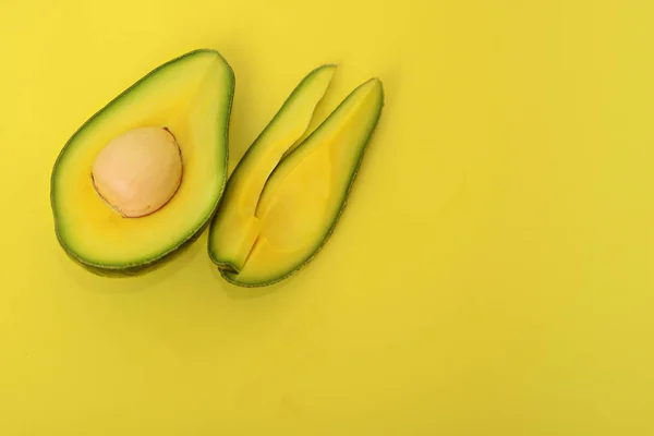 Halbe Avocado Und Etwas Scheibe Auf Gelbem Hintergrund Ansicht Von Stockbild