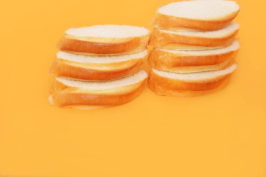 Ornage arka plan üzerinde beyaz ekmek dilimleri fotoğrafı