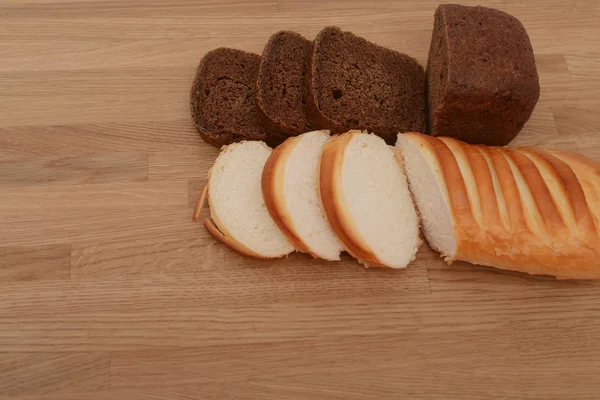 Schwarz Und Weißbrot Mit Scheiben Auf Einem Holztisch Brot Auf — Stockfoto