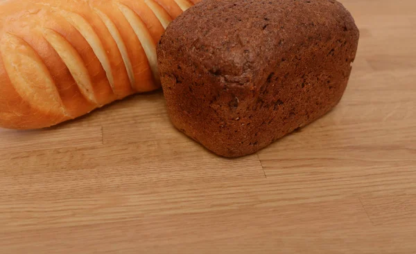 Svart Och Vitt Bröd Ett Träbord Bröd Träbord Närbild — Stockfoto