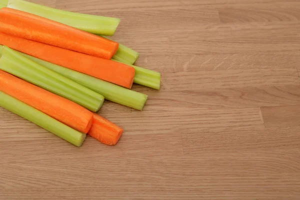 Céleri vert frais et carottes sur fond bois — Photo