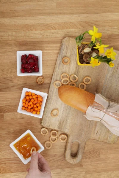 切菜板上的面包和三碗果酱 — 图库照片