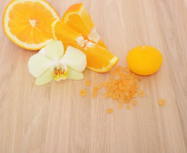 Flor Orquídea Fatias Laranja Aroma Sal Vela Amarela Fundo Mesa — Fotografia de Stock