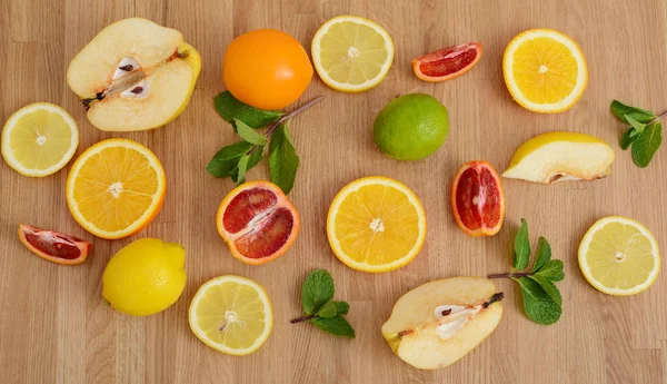 Mix van verse citrusvruchten op de houten tafel — Stockfoto