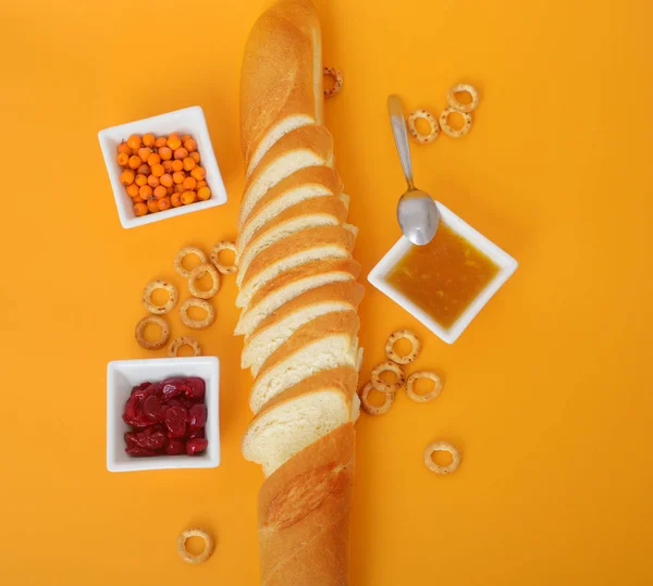 Vista superior de la mermelada de pan francés requesón y mantequilla Fotos de stock