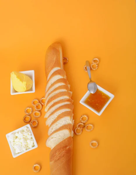 Von oben auf französisches Brot Marmelade Hüttenkäse und Butter Stockbild