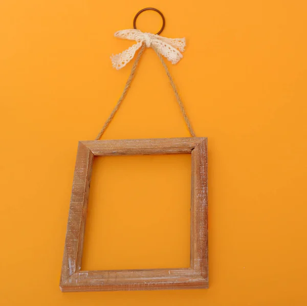 Borda de madeira no fundo de papel laranja Fotografias De Stock Royalty-Free