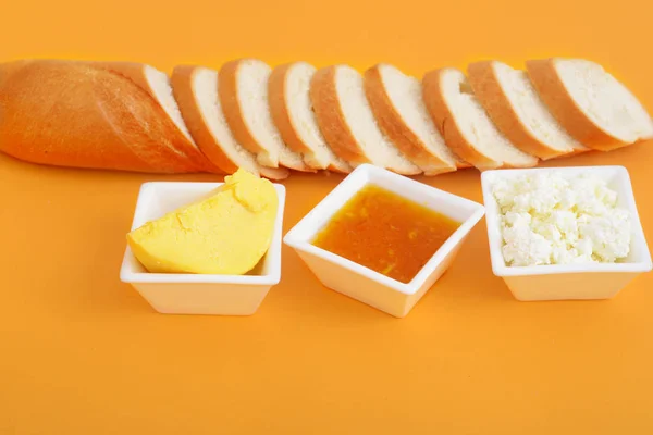 Franskt bröd sylt färskost och smör — Stockfoto