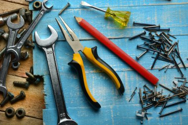 iş araçları ve mavi masa - portre üzerinde çivi