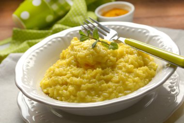 İtalyan risotto ile nane yaprağı porselen tabakta - portre