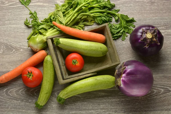 Auberginen Mit Anderem Gemüse Herum Nahaufnahme — Stockfoto