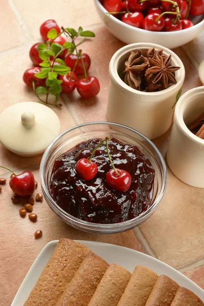 Confiture Cerises Dans Bol Verre Avec Des Fruits Autour Gros — Photo