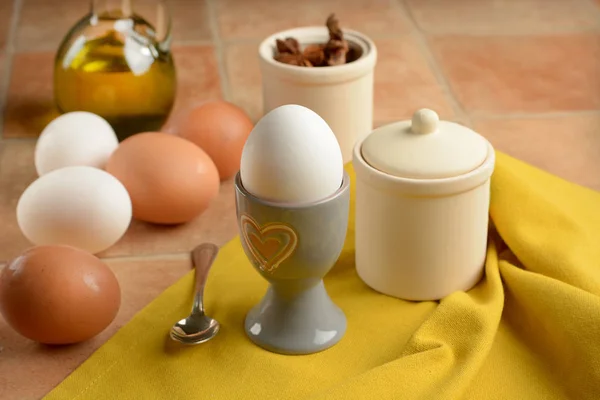 テーブル クローズ アップの半熟卵 — ストック写真