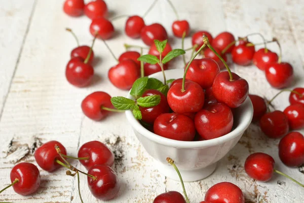 Köstliche Rote Kirschen Auf Dem Tisch Angebaut Italien Nahaufnahme — Stockfoto