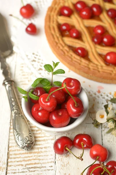 Crostata Ciliegie Con Frutta Intorno Tavolo Bianco Primo Piano — Foto Stock