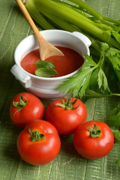 Molho Tomate Com Aipo Mesa Madeira Verde Close — Fotografia de Stock