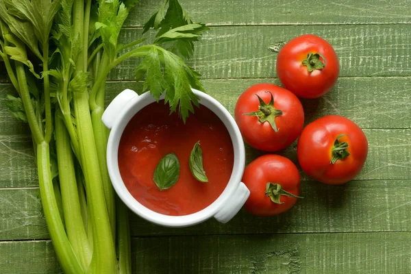 Sos Pomidorowy Selera Zielony Stół Drewniany Zbliżenie — Zdjęcie stockowe