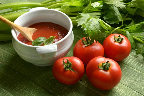 Salsa Tomate Con Apio Mesa Madera Verde Primer Plano — Foto de Stock