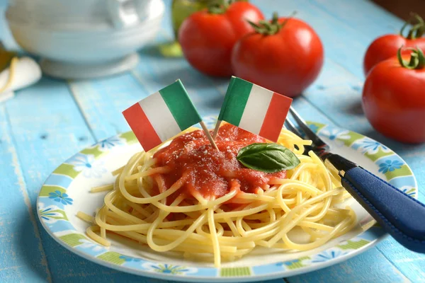 スパゲッティ トマト ソースとパルメザン チーズの伝統的なイタリアのレシピ イタリアの国旗 クローズ アップ — ストック写真