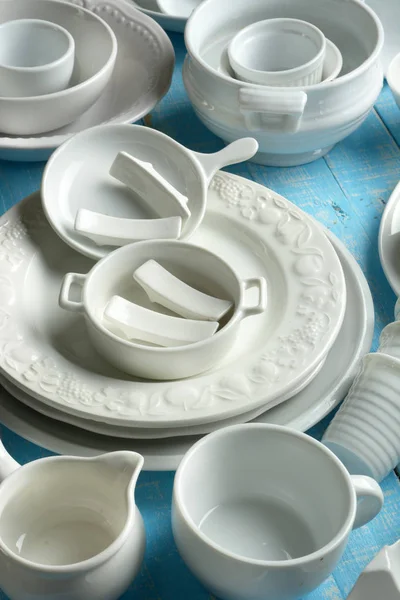 Vaisselle Cuisine Porcelaine Blanche Sur Table Bois Bleu Clair Gros — Photo