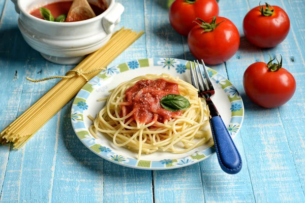 스파게티와 토마토 소스와 전통적인 이탈리아 조리법 — 스톡 사진