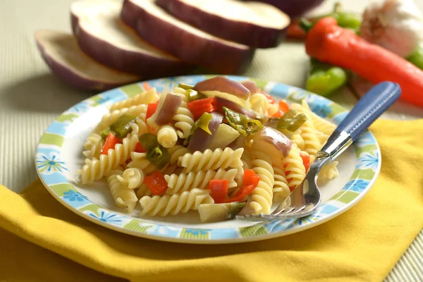 Pâtes Fusilli Aux Aubergines Poivrons Gros Plan — Photo