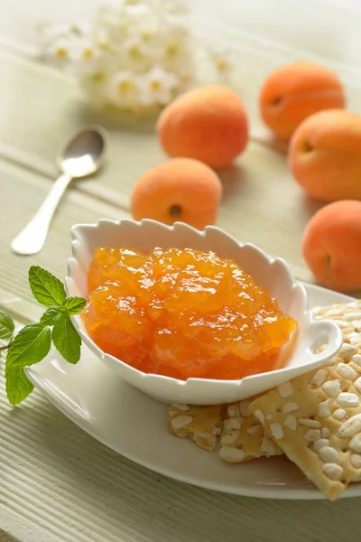 Abrikozenjam Witte Kom Met Fruit Rond Closeup — Stockfoto