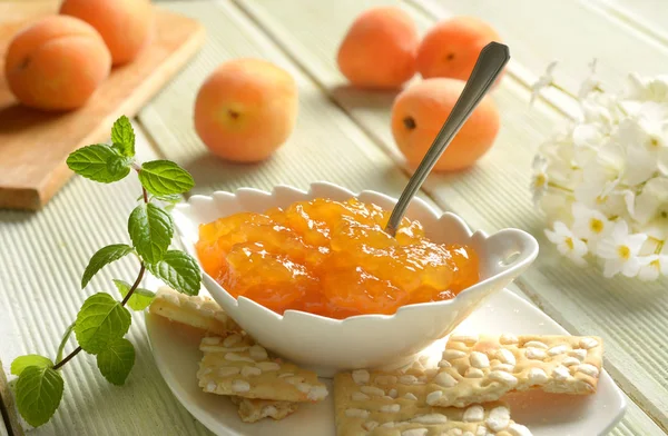 Confitura Albaricoque Bol Blanco Con Fruta Alrededor Primer Plano — Foto de Stock