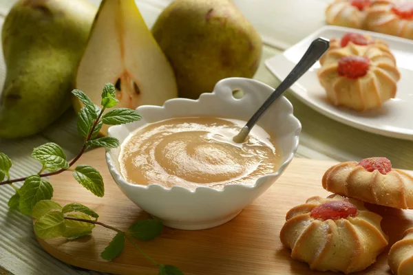 Purée Poire Dans Bol Blanc Avec Des Fruits Autour Gros — Photo