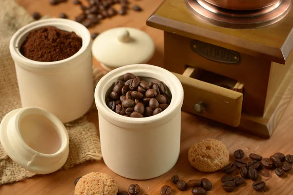コンテナー コーヒー グラインダー クローズ アップのコーヒー豆 — ストック写真