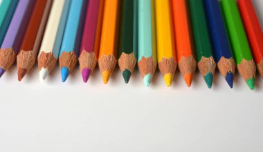 Beyaz arka planda - portre renkli kalemler yığını