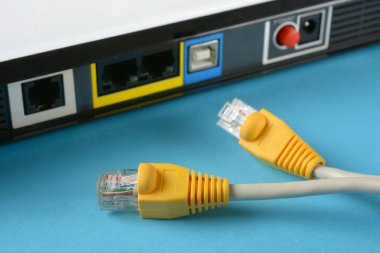 ağ kabloları - modem yönlendirici - Internet bağlantısı - portre