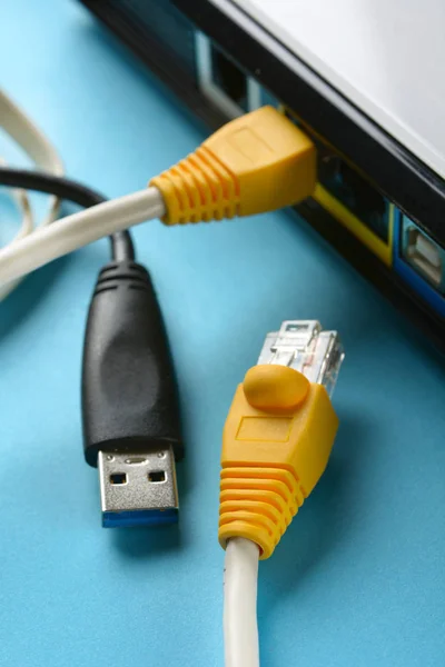 Cabluri Rețea Router Modem Conexiune Internet Closeup — Fotografie, imagine de stoc