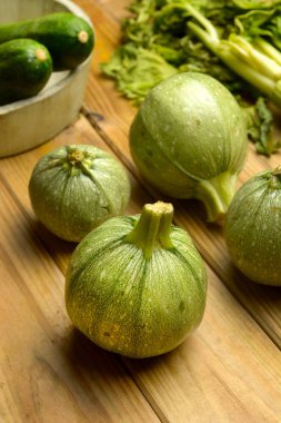 yeşil yuvarlak ahşap masa - organik gıda - portre üzerinde kabak