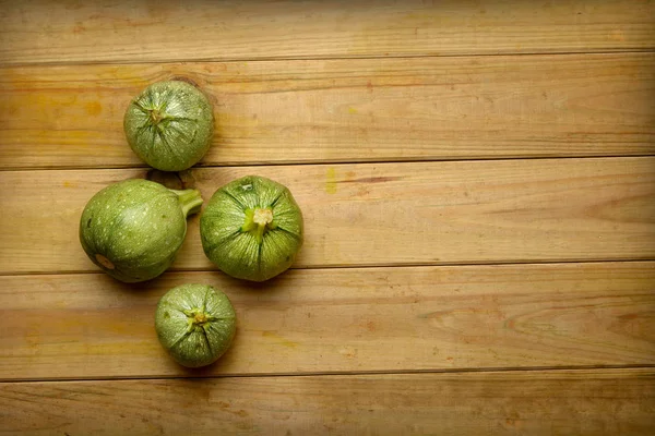 グリーン丸ズッキーニの木製テーブル 有機食品 クローズ アップ — ストック写真