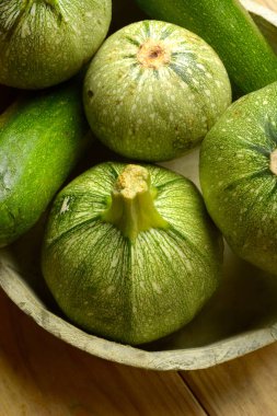 yeşil yuvarlak ahşap masa - organik gıda - portre üzerinde kabak