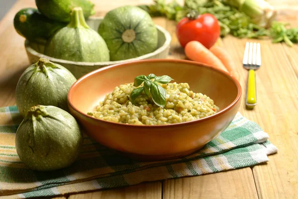 Risotto Mit Runden Grünen Zucchini Vegetarisches Essen Nahaufnahme — Stockfoto