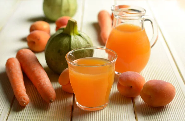 Aprikosen Karotten Und Zucchini Saft Glas Mit Obst Und Gemüse — Stockfoto