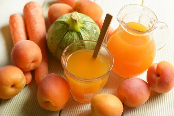 Aprikosen Karotten Und Zucchini Saft Glas Mit Obst Und Gemüse — Stockfoto