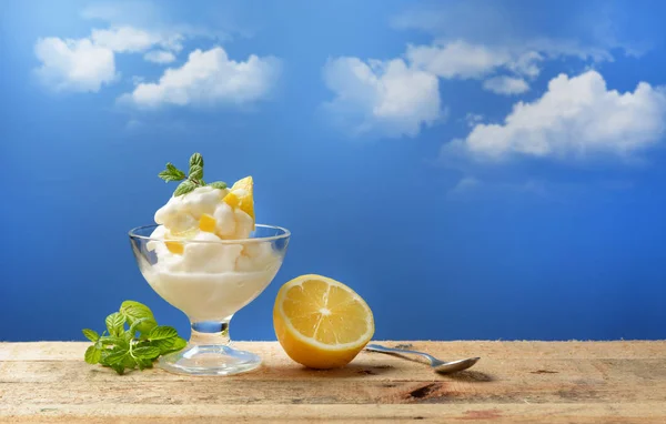 Sicilianska Citron Sorbet Med Blå Himmel Bakgrunden Närbild — Stockfoto