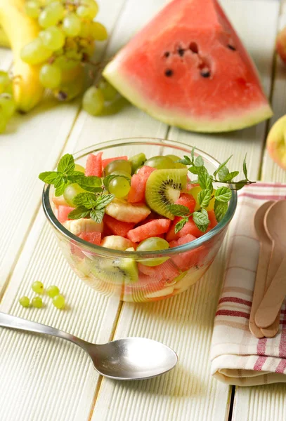 Letní Ovocný Salát Skleněné Mísy Meloun Broskve Hrozny Banány Kiwi — Stock fotografie